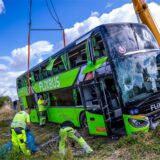 Per Kran soll der verunfallte Flixbus auf der A19 geborgen werden.