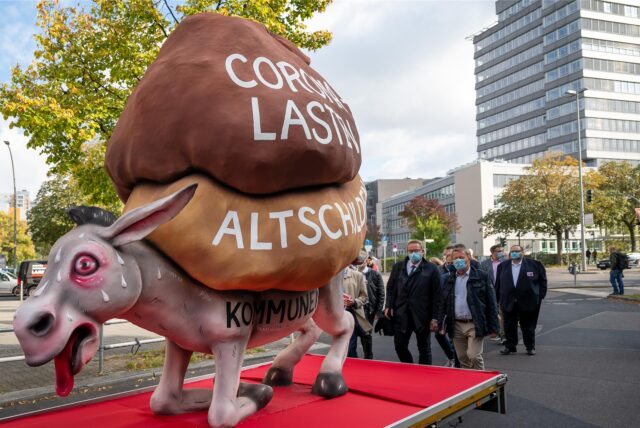 Unter den Altschulden und Corona-Lasten ächzt nicht nur dieser Esel auf einem Motivwagen des Bündnisses „Für die Würde unserer Städte“, das 2021 auf die schwierige Lage der Kommunen hinwies.