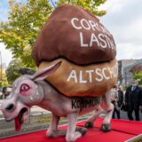 Unter den Altschulden und Corona-Lasten ächzt nicht nur dieser Esel auf einem Motivwagen des Bündnisses „Für die Würde unserer Städte“, das 2021 auf die schwierige Lage der Kommunen hinwies.
