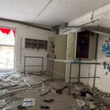 Im verfallenen Gewächshaus des früheren Praktiker-Markts liegen auf dem Boden Schutt und Unrat.