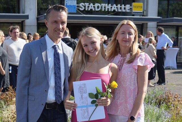 Abios Amigos sagen die Abiturienten des Adalbert-Stifter-Gymnasiums in Castrop-Rauxel: Sie haben am 3.7.2025 ihre Reifezeugnisse in der Stadthalle bekommen. Das wurde gefeiert.
