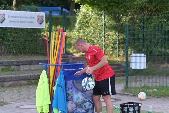 Spielertrainer Daniel Koseler ist mit seinem SV Vestia Disteln am Donnerstagabend (3. Juli) in die Vorbereitung auf die neue Westfalenligasaison gestartet.