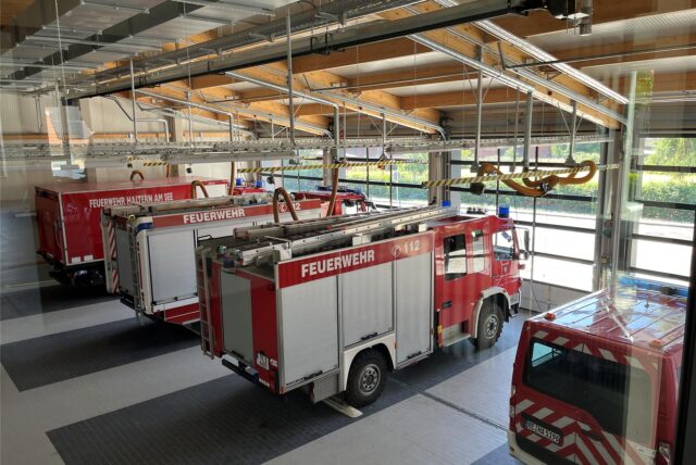 Einsatzfahrzeuge stehen im neuen Gerätehaus in Sythen