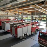 Einsatzfahrzeuge stehen im neuen Gerätehaus in Sythen