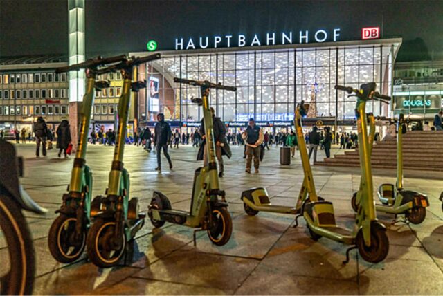 E-Roller stehen vor dem Kölner Hauptbahnhof (Archivbild).