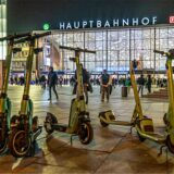 E-Roller stehen vor dem Kölner Hauptbahnhof (Archivbild).