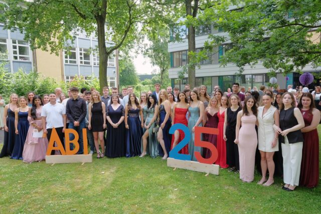 Die Abitur-Zeugnisse werden feierlich überreicht. Das Pädagogische Zentrum am Berufskolleg Castrop-Rauxel, Wartburgstraße 100, war der bewährte Ort der Feierlichkeiten.
Absolventinnen der Oberstufen am Beruflichen Gymnasium verabschiedeten sich in teils emotionalen, witzigen und ehrlichen Abschiedsreden von den Lehrerinnen und Lehrern.