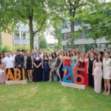 Die Abitur-Zeugnisse werden feierlich überreicht. Das Pädagogische Zentrum am Berufskolleg Castrop-Rauxel, Wartburgstraße 100, war der bewährte Ort der Feierlichkeiten.
Absolventinnen der Oberstufen am Beruflichen Gymnasium verabschiedeten sich in teils emotionalen, witzigen und ehrlichen Abschiedsreden von den Lehrerinnen und Lehrern.