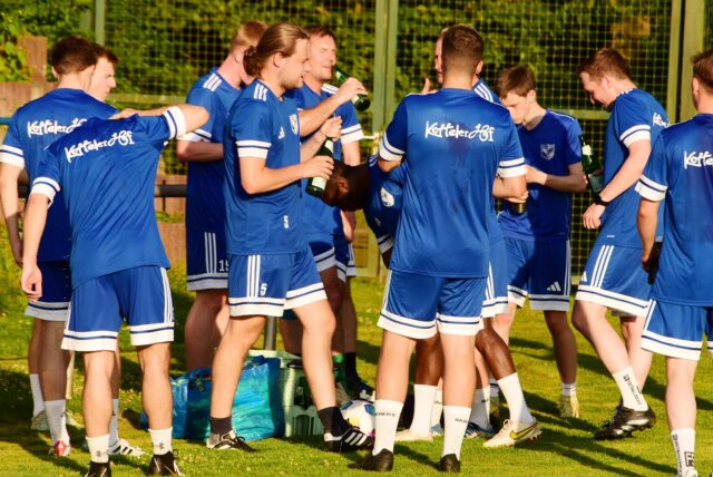 Spieler von Blau-Weiß Lavesum machen eine Trinkpause beim Training