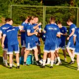 Spieler von Blau-Weiß Lavesum machen eine Trinkpause beim Training