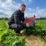 Felix Aldenhoff mit Erdbeeren in Dorsten