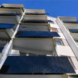Solarmodule an den Balkonen eines Mehrfamilienhauses