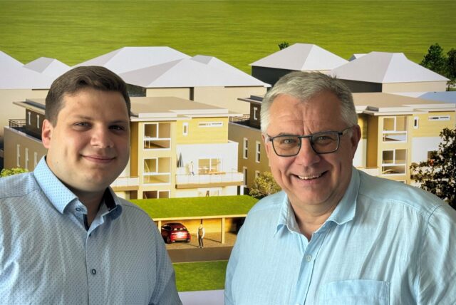 Moritz und Jörg Jäger vor einem Modell der Halterner Höfe