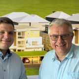 Moritz und Jörg Jäger vor einem Modell der Halterner Höfe