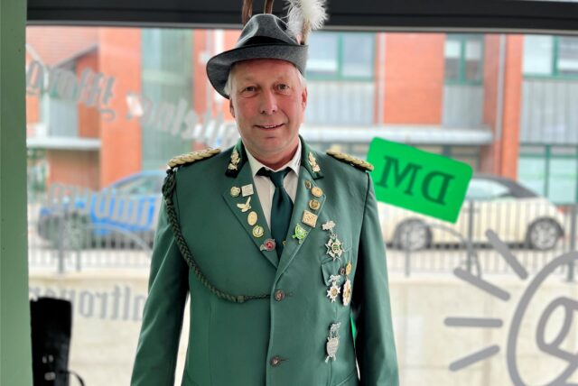 Hubert Köster der Hauptmann 2. Kompanie BSV Waltrop in seinem Schützenrock.
