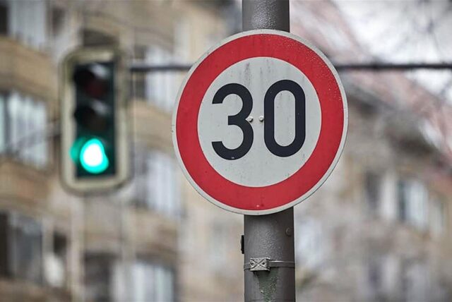Tempo 30 gilt schon in vielen Wohnsiedlungen, aber nur an wenigen Stellen auf verkehrswichtigen Straßen wie der Ickerner Straße. Da soll das Tempolimit bald aber eingeführt werden.