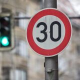 Tempo 30 gilt schon in vielen Wohnsiedlungen, aber nur an wenigen Stellen auf verkehrswichtigen Straßen wie der Ickerner Straße. Da soll das Tempolimit bald aber eingeführt werden.