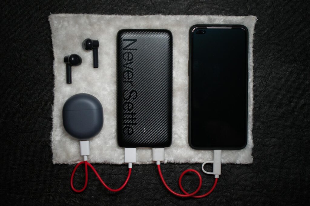 Eine Powerbank, mit der ein Smartphone und Kopfhörer geladen werden.