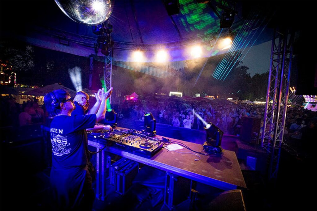 DJs auf der Bühne beim Heimatfest 2024 in Haltern DJs auf der Bühne beim Heimatfest 2024 in Haltern