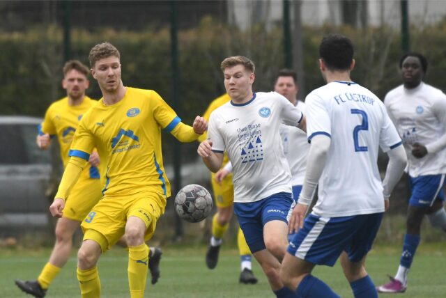 Die Spvg Schwerin (gelbe Trikots) und der FC Castrop-Rauxel spielten in der vergangenen Saison bereits gemeinsam in der Bezirksliga 10.