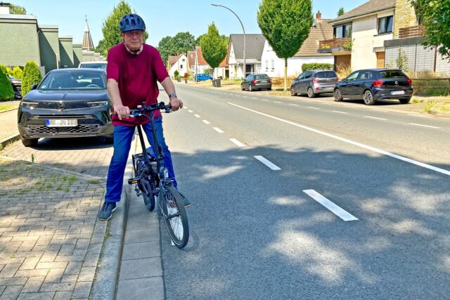 Klaus Philipp fährt auf dem Radweg der Breddenkampstraße.