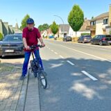 Klaus Philipp fährt auf dem Radweg der Breddenkampstraße.