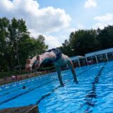Ein Mann macht einen Kopfsprung in ein Becken des Freibads Mollbeck in Recklinghausen.