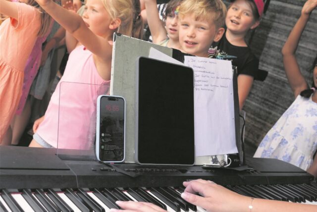 Kinder vor einem Piano