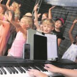 Kinder vor einem Piano