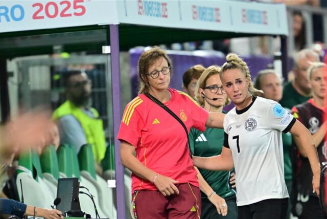 Fußball, Frauen: EM, Deutschland – Polen, Vorrunde, Gruppe C, 1. Spieltag, Deutschlands Giulia Gwinn reagiert nach ihrer Verletzung an der Seitenlinie.