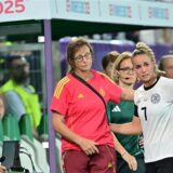 Fußball, Frauen: EM, Deutschland – Polen, Vorrunde, Gruppe C, 1. Spieltag, Deutschlands Giulia Gwinn reagiert nach ihrer Verletzung an der Seitenlinie.