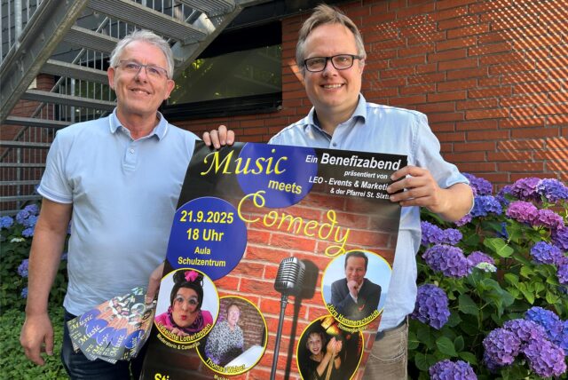 Ludger Beermann und Michael Ostholthoff präsentieren das Plakat zum Comedy-Abend