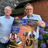 Ludger Beermann und Michael Ostholthoff präsentieren das Plakat zum Comedy-Abend