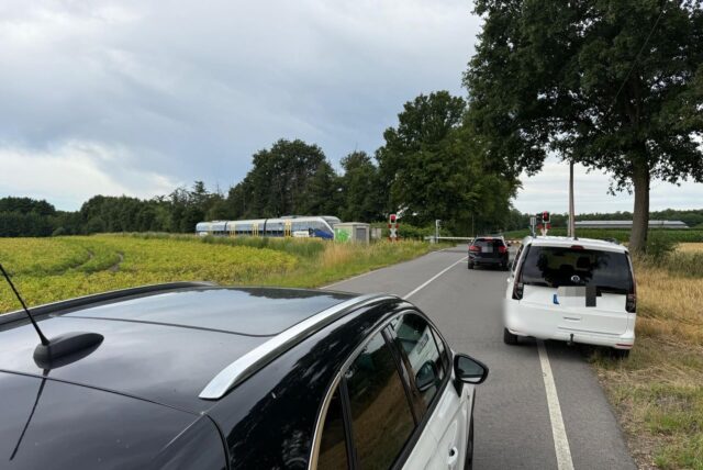 Weil der Zug der Rhein-Ruhr-Bahn in Dorsten kurz vor dem Bahnübergang Gälkenheide längere Zeit stand, kam auch der Fahrzeugverkehr nicht weiter.