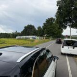 Weil der Zug der Rhein-Ruhr-Bahn in Dorsten kurz vor dem Bahnübergang Gälkenheide längere Zeit stand, kam auch der Fahrzeugverkehr nicht weiter.