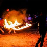 In diese Szenerie platzte der „Flitzer“ bei der großen Feuer-Show im Erlbruchpark.