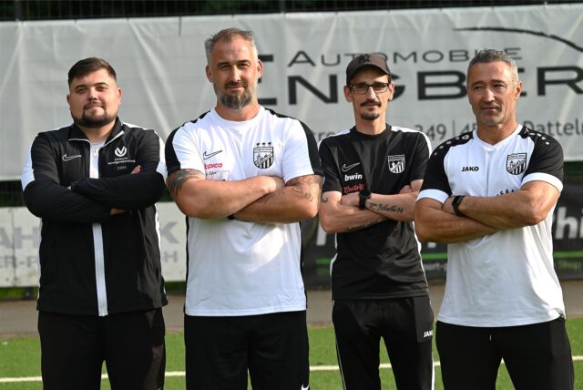 Das Trainer- und Betreuerteam von SW Meckinghoven mit (v.l.) Co-Trainer Tobas Guse, Torwarttrainer Matthias Heyden, Betreuer Mathias Philipps und Chefcoach Yücel Özdemir, hat am Freitagabend die erste Einheit beim A-Ligisten geleitet.