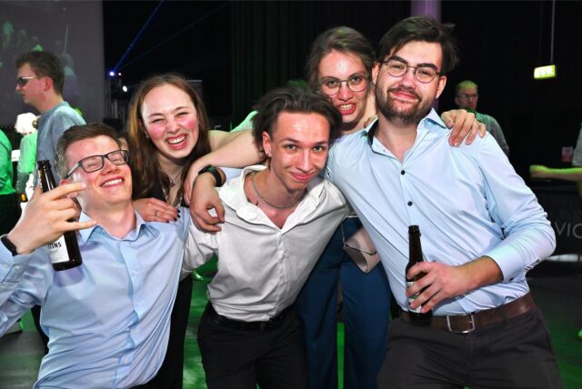 Fröhlich und ausgelassen feiern die Abiturienten und Abiturientinnen des GiL den Abiball in der La Victoria Eventhalle.