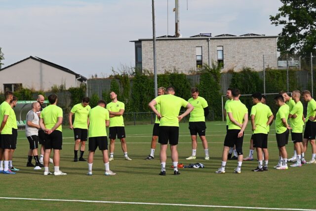 Vor der ersten Einheit richtet GWE-Trainer Timo Ostdorf ein paar Worte an seine Spieler.
