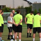 Vor der ersten Einheit richtet GWE-Trainer Timo Ostdorf ein paar Worte an seine Spieler.