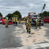 Die Feuerwehr beseitigte die ausgelaufenen Betriebsmittel nach dem Auffahrunfall auf der Sythener Straße am Samstagnachmittag (5.7.2025)