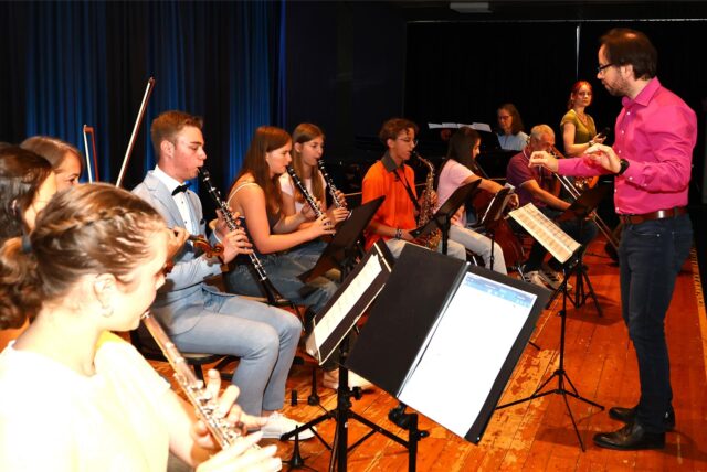 Musiker auf der Bühne des Joseph-König-Gymnasiums in Haltern am See am 5.7.2025