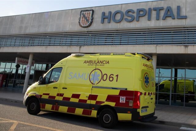 Ein Krankenwagen hält vor einem Krankenhaus auf Mallorca.