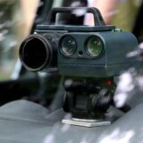 Eine Mitarbeiterin des Ordnungsamtes der Stadt Recklinghausen richtet eine Laserkamera zu Überwachung der Geschwindigkeit im Straßenverkehr ein.
