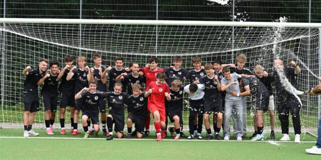 C-Junioren von SW Röllinghausen bejubeln den Bezirksliga-Aufstieg.