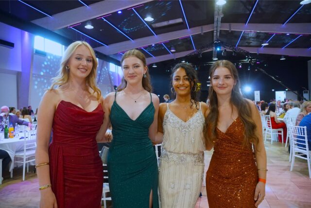 Abiturientinnen und Familienangehörige auf ihrem Abschlussball.