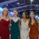 Abiturientinnen und Familienangehörige auf ihrem Abschlussball.