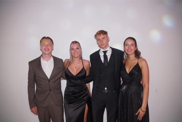 Abiturientinnen und Familienangehörige auf ihrem Abschlussball.