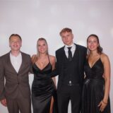 Abiturientinnen und Familienangehörige auf ihrem Abschlussball.
