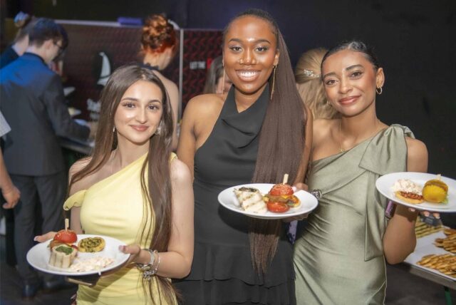 Zwei Marler Gesamtschulen, ein Abiball in der Halterner Stadtmühle: Diese drei jungen Damen lassen sich das leckere Essen schmecken.